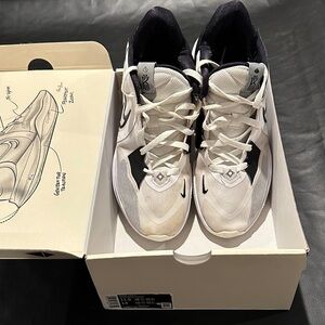 Kyrie Low 5 basketball shoes size 11.5